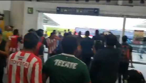 Video | Aficionados de Chivas agreden a Futbolistas del América Sub-20