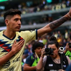 Video | Edson Álvarez vuelve a su barrio en Tlalnepantla con regalo que muestra su lado más humano