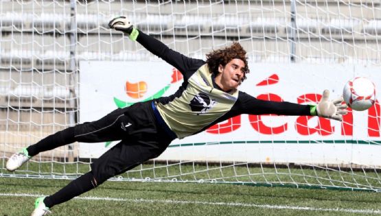 En Francia recuerdan cumpleaños de Guillermo Ochoa con increíble atajada del mexicano