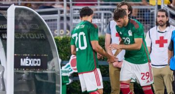 GRAN GESTO de Henry Martin con Santi Giménez tras su eliminación en Champions League