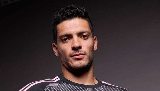 Raúl Jiménez SORPRENDE con su NUEVO LOOK con el Fulham para la nueva temporada de la Premier League