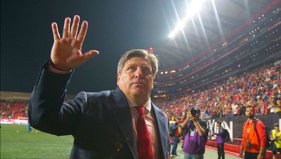 Miguel Herrera SE OLVIDA del Club América y LEVANTA la mano para DIRIGIR a las Chivas