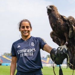 Kenti Robles posa con Celeste y la afición del Club América se ILUSIONA con su llegada