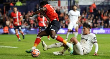 El West Ham y su afición le dan su PRIMER RECONOCIMIENTO a Edson Álvarez por su partidazo vs Luton
