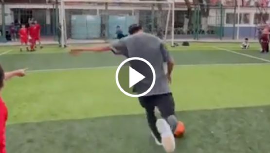 Video: ¡Magia en el barrio! Así tiró penales Igor Lichnovsky con niños de Tepito