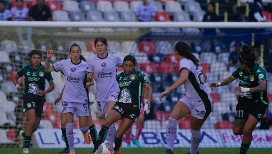 Club América Femenil CAE en el Estadio Azteca frente al Club León