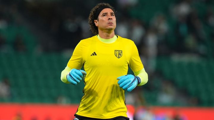 Guillermo Ochoa recibe reconocimiento como el MEJOR PORTERO de la Liga de Portugal
