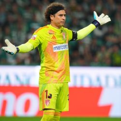 Guillermo Ochoa se convierte en un ÍDOLO de los niños en la Liga de Portugal