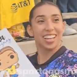 Fanática del Club América genera TIERNA REACIÓN de Karina Rodríguez al término del América Vs Atlas