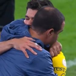 ¡Se va como héroe! Henry Martín SALIÓ LLORANDO del terreno de juego por lesión