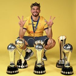 Henry Martín “obliga” a aficionado a TATUARSE su foto por haber ganado el Tricampeonato