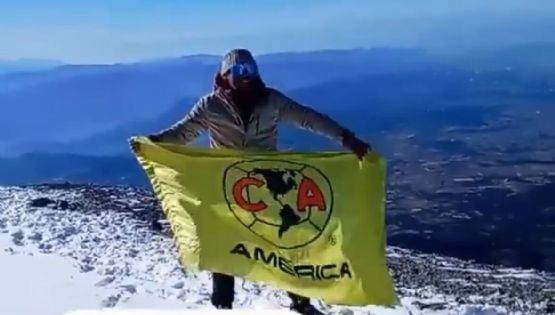 Aficionado del  América se VIRALIZA tras llegar a la Cima del Pico de Orizaba con bandera del club