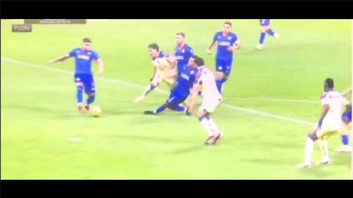 ¿OTRO ROBO? El Club América sufrió del arbitraje vs Cruz Azul NO le marcaron un penal