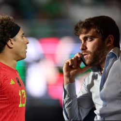 El prestigioso periodista Fabrizio Romano SE PELEA con aficionados por DEFENDER a Guillermo Ochoa