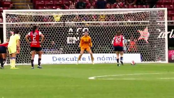 ¡Hay portera! Itzel Velasco se luce ATAJANDO PENAL en el Chivas vs América Femenil