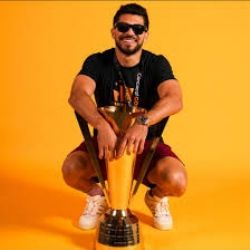 Enrique Borja FESTEJA con Henry Martín haberlo EMPATADO con 104 goles con el Club América