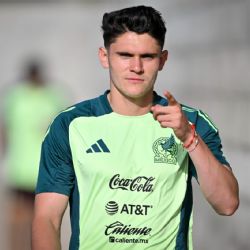 Aficionados ANTIAMERICANISTAS se lanzan contra Israel Reyes por foto con Selección Mexicana