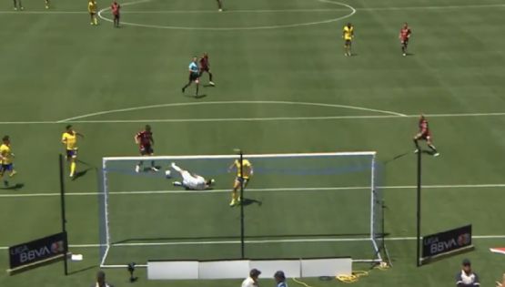 TUNDEN en redes sociales a Rodolfo Cota por ‘ERROR’ en el América vs Tigres de la Supercopa MX