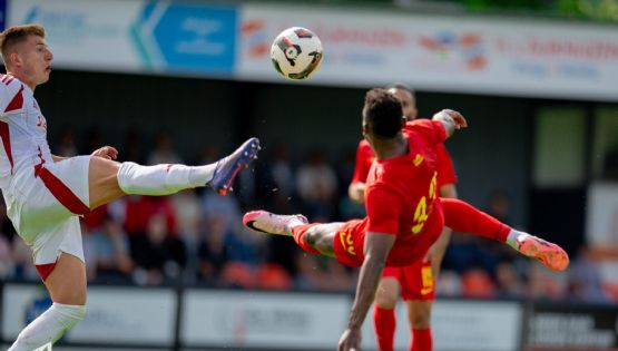 ¿Ya lo extrañamos? Julián Quiñones se luce con GOLAZO DE TIJERA con su nuevo equipo