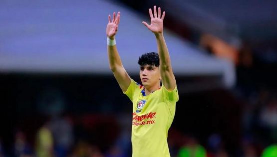 Kevin Álvarez CUMPLE sueño de una pequeña fan durante el juego entre América y Mazatlán