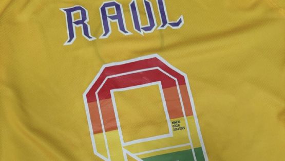 ¿REGRESA? Raúl Jiménez presume HISTÓRICO OBSEQUIO en el Estadio Azteca y la NUEVA PLAYERA del Club América
