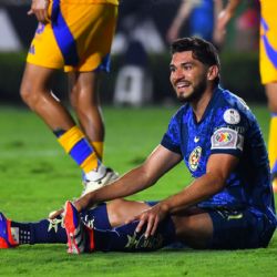 Henry Martín se agarra a EMPUJONES con GIGANTE defensor del Aston Villa