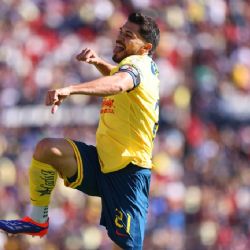 Henry Martín SORPRENDE con su nueva habilidad para cobrar TIROS LIBRES