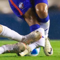 Hobbit Bermúdez recibe dura barrida que le provoca doble FRACTURA y pone en riesgo su carrera