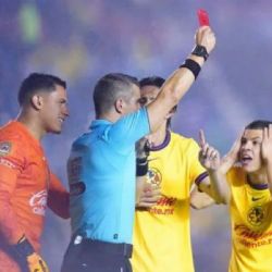 Club América SE SALVA de tener un segundo EXPULSADO tras el partido vs Pumas