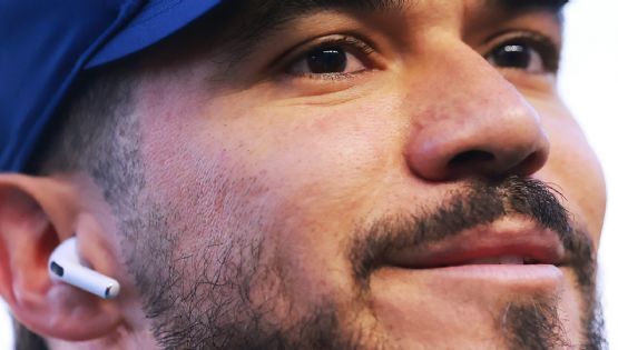 Henry Martín SORPRENDE al americanismo posando con el Jersey DE OTRO CLUB