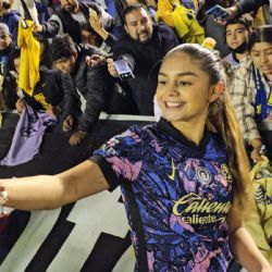 Jana Gutiérrez CONMUEVE con tierno gesto con una pequeña AFICIONADA del Club América