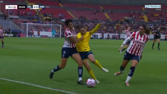 Aylin Avilez será BAJA 10 MESES: ¿se puede CASTIGAR a la jugadora de Chivas con la que peleaba el balón?