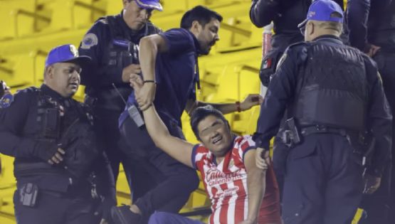 Aficionado de Chivas hace EL RIDÍCULO en el Estadio tras ser eliminados, tuvieron que cargarlo