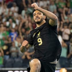 Raúl Jiménez le pone su ‘ESTATE QUIETO’ a Alexis Vega en Selección Mexicana