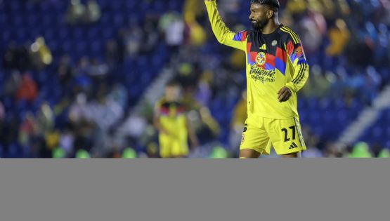 Rodrigo Aguirre FURIOSO con compañero del Club América por DESCALABRARLO