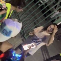 ¡LAMENTABLE! Le propinan GOLPE a Scarlett Camberos en plena firma de autógrafos
