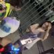 ¡LAMENTABLE! Le propinan GOLPE a Scarlett Camberos en plena firma de autógrafos