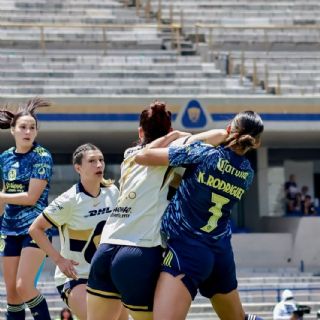 Se quejaron del arbitraje a favor del América Femenil sin ver las ayudas que recibió Pumas