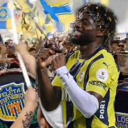 Video: así está esperando la afición a Allan Saint-Maximin, el aeropuerto es azulcrema