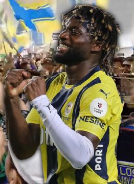 Video: así está esperando la afición a Allan Saint-Maximin, el aeropuerto es azulcrema