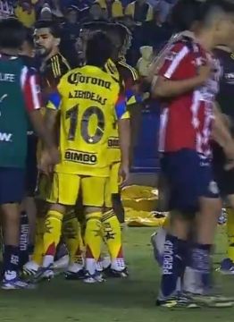 Foto descriptiva de: Empezaron la PELEA en el América vs Chivas y no se fueron EXPULSADOS