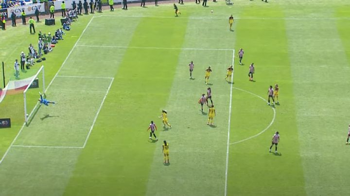 Le ROBAN gol al América Femenil en el Clásico Nacional vs Chivas